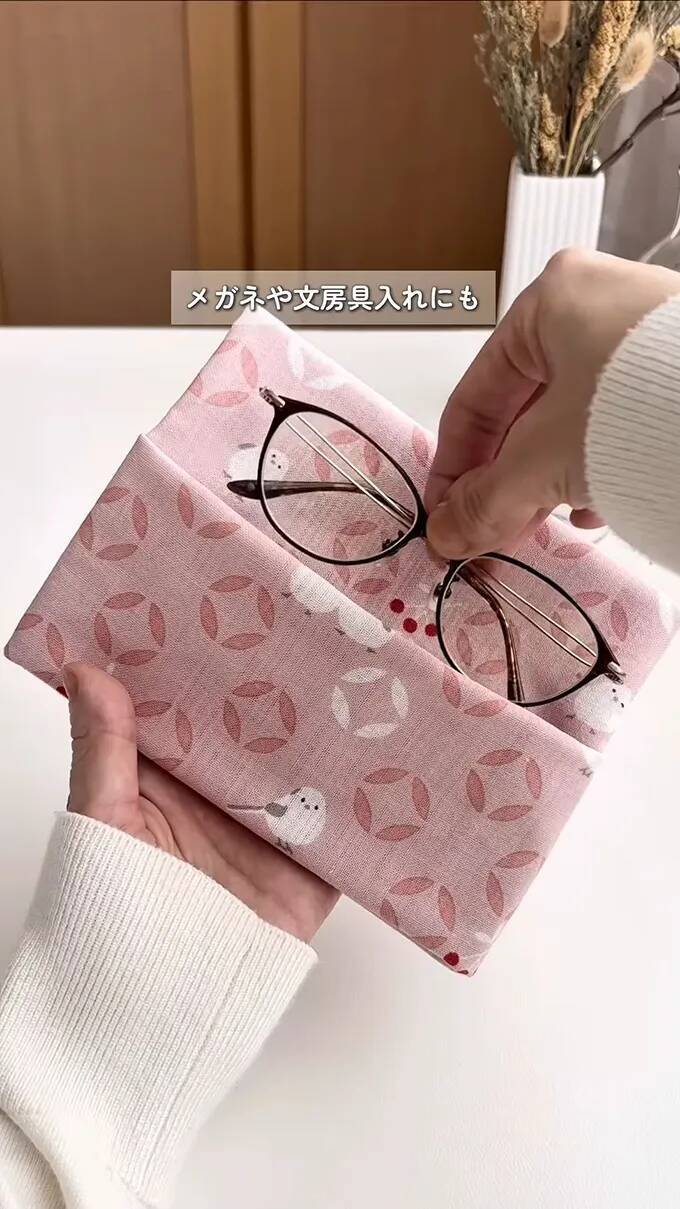 余ったハンカチ、まだ使えます　15秒でかわいい『ポーチ』が作れる方法【裁縫道具不要】