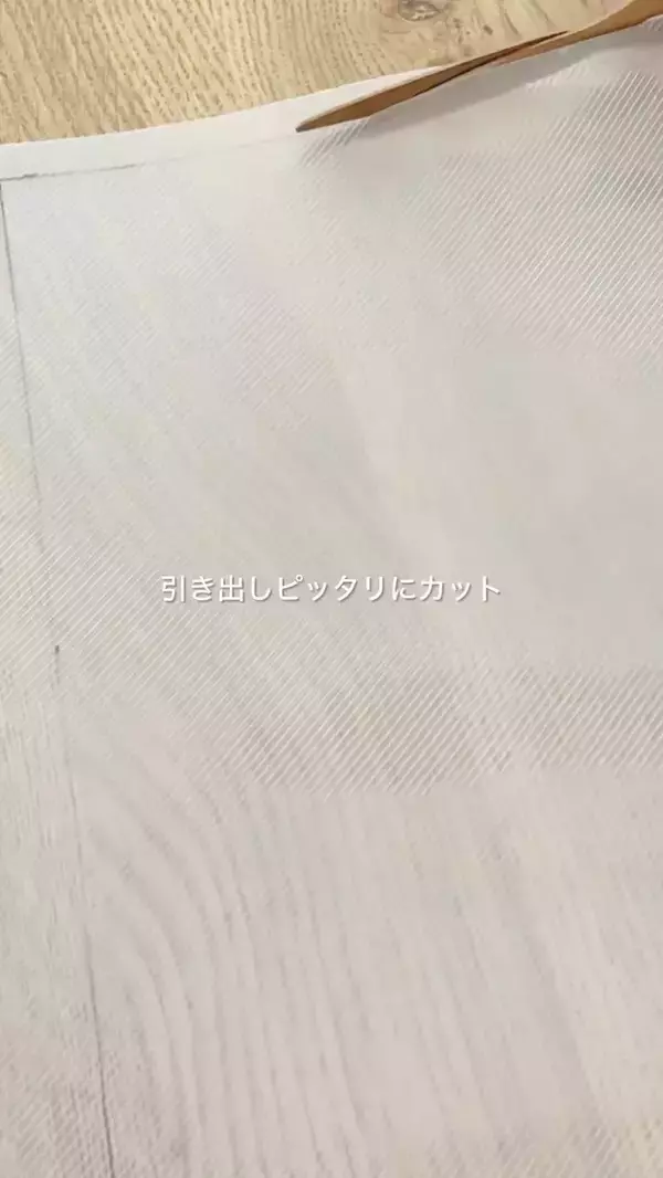 「キッチンの引き出しがゴチャつかなくなる！　DIYのプロが教えるトレーの『工夫』に「なるほど」」の画像