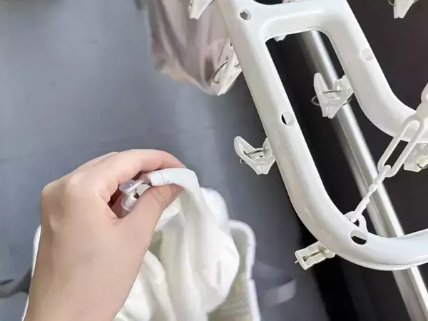 「洗濯カゴはやめた！　300均ストラップと袋で「腰の負担」をなくす裏ワザ」の画像