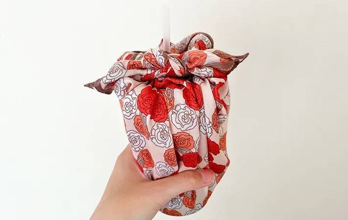 ハンカチ、手を拭くだけじゃない！　30秒でサッと作れる『取っ手つきペットボトルホルダー』
