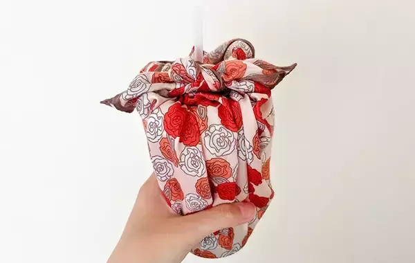「ハンカチ、手を拭くだけじゃない！　30秒でサッと作れる『取っ手つきペットボトルホルダー』」の画像