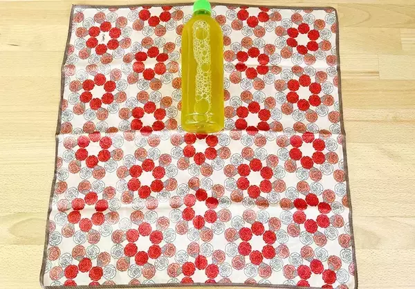 「ハンカチ、手を拭くだけじゃない！　30秒でサッと作れる『取っ手つきペットボトルホルダー』」の画像