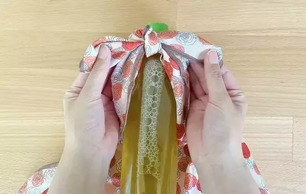 「ハンカチ、手を拭くだけじゃない！　30秒でサッと作れる『取っ手つきペットボトルホルダー』」の画像