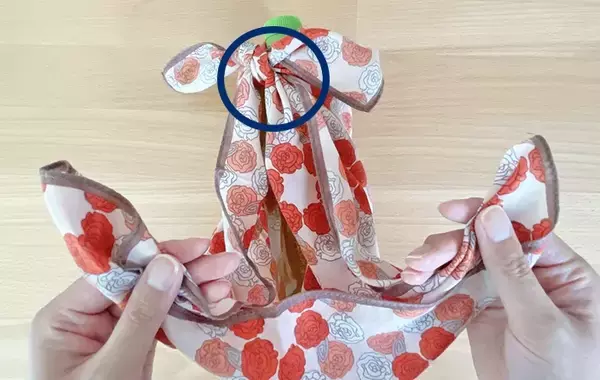 「ハンカチ、手を拭くだけじゃない！　30秒でサッと作れる『取っ手つきペットボトルホルダー』」の画像