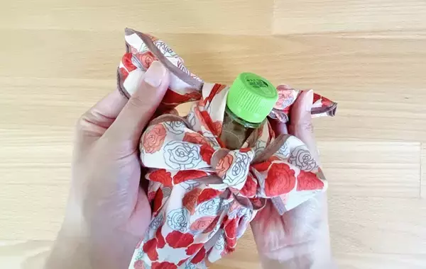 「ハンカチ、手を拭くだけじゃない！　30秒でサッと作れる『取っ手つきペットボトルホルダー』」の画像