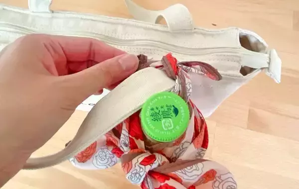 「ハンカチ、手を拭くだけじゃない！　30秒でサッと作れる『取っ手つきペットボトルホルダー』」の画像