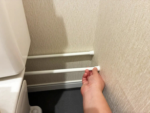 便器の『裏側』に2本のつっぱり棒を設置　3分で完成した「ミニ棚」でトイレグッズがすっきり