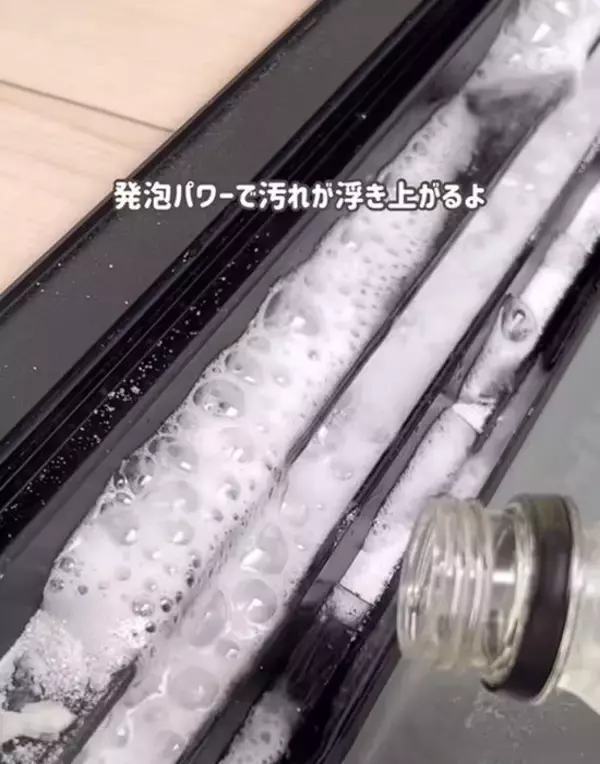 「「なんでこんなにキレイに？」　網戸掃除の裏技に「びっくりした」「気持ちいい」」の画像