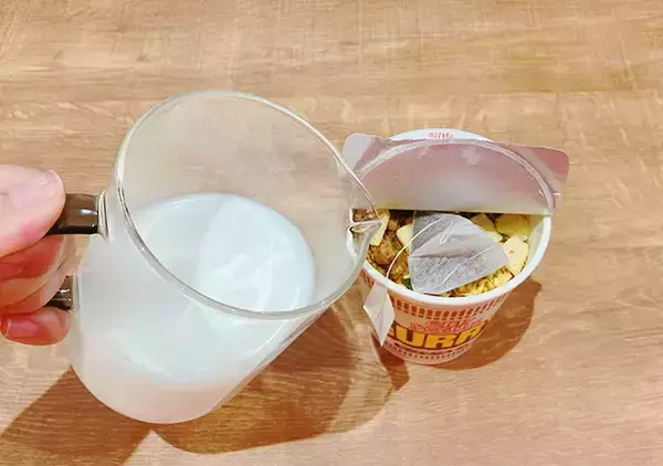 「『カップヌードル』にお湯を注がずに…　30代会社員が作った『激うまアレンジ麺』が？」の画像