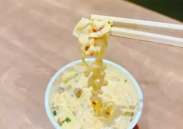 「『カップヌードル』にお湯を注がずに…　30代会社員が作った『激うまアレンジ麺』が？」の画像