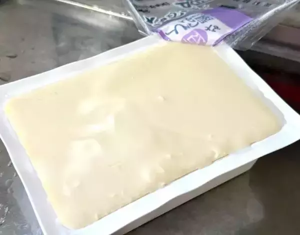 「【診断】豆腐のパック　途中でフィルムが破れたらどう開ける？」の画像