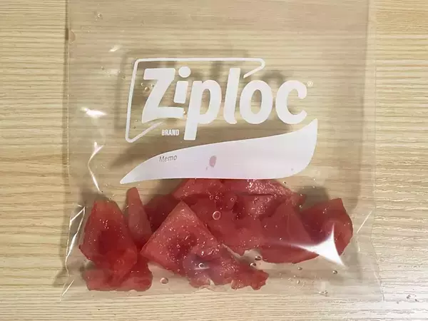 スイカ、そのまま食べるのもいいけれど…　ジッパー袋に入れて潰すと「夏の定番になりそう」「おかわり」