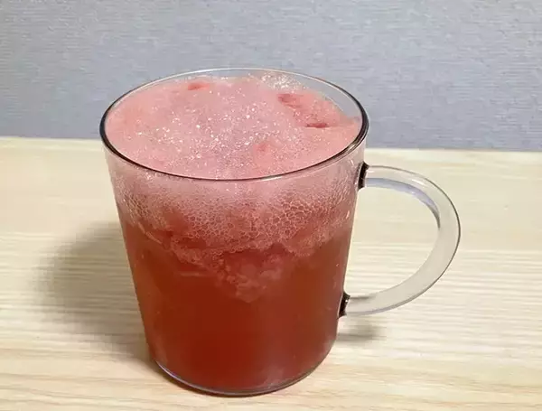 「スイカ、そのまま食べるのもいいけれど…　ジッパー袋に入れて潰すと「夏の定番になりそう」「おかわり」」の画像