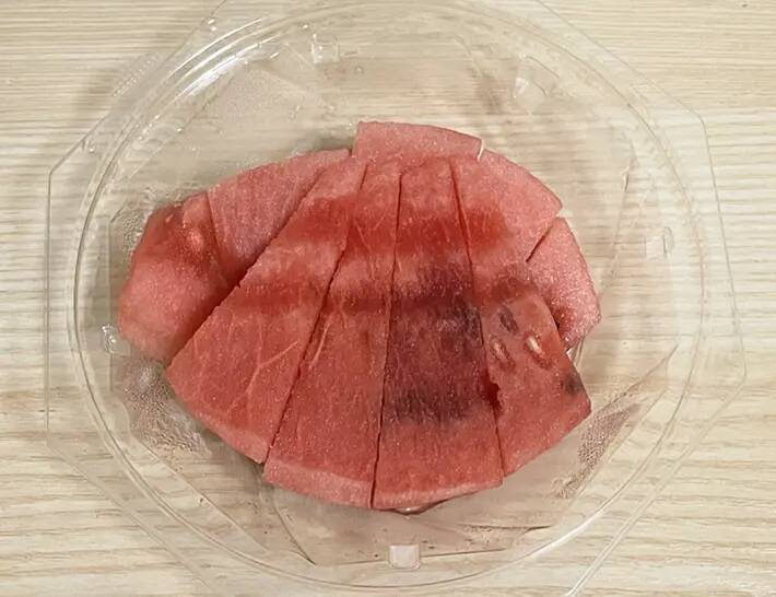 スイカ、そのまま食べるのもいいけれど…　ジッパー袋に入れて潰すと「夏の定番になりそう」「おかわり」