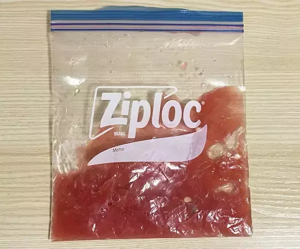 「スイカ、そのまま食べるのもいいけれど…　ジッパー袋に入れて潰すと「夏の定番になりそう」「おかわり」」の画像