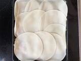 「もう包まないで！　玉子焼き器に餃子の皮を敷き詰めて焼くと？」の画像1