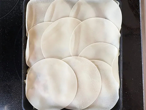 もう包まないで！　玉子焼き器に餃子の皮を敷き詰めて焼くと？