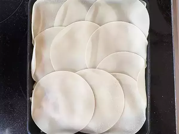 もう包まないで！　玉子焼き器に餃子の皮を敷き詰めて焼くと？