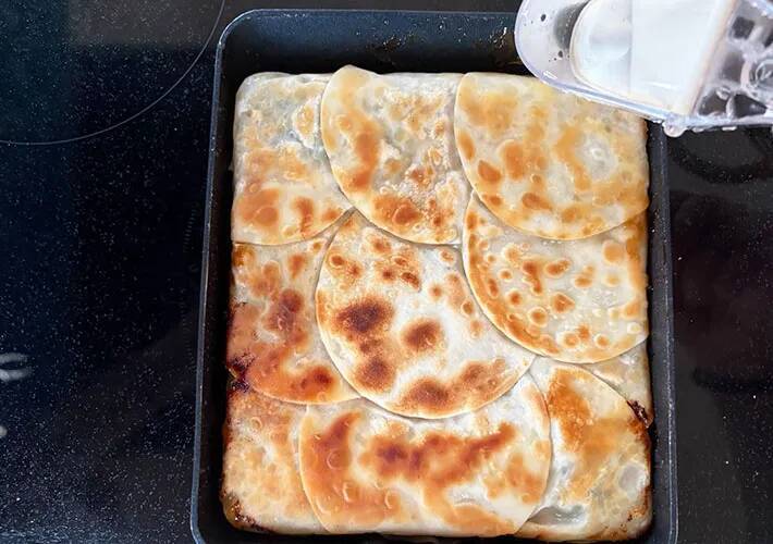もう包まないで！　玉子焼き器に餃子の皮を敷き詰めて焼くと？