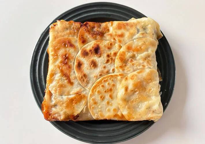 もう包まないで！　玉子焼き器に餃子の皮を敷き詰めて焼くと？