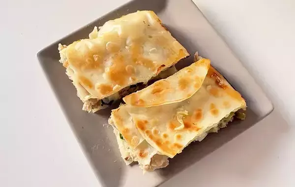 「もう包まないで！　玉子焼き器に餃子の皮を敷き詰めて焼くと？」の画像