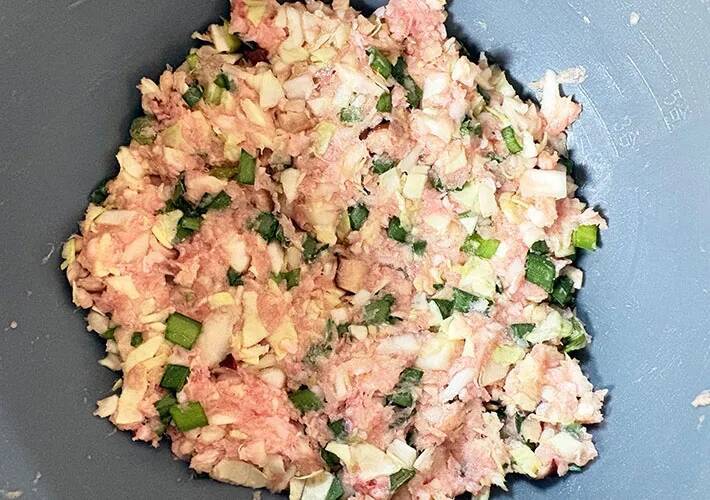 もう包まないで！　玉子焼き器に餃子の皮を敷き詰めて焼くと？