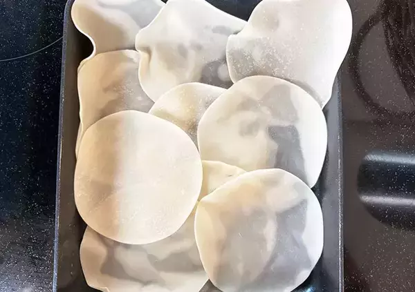 「もう包まないで！　玉子焼き器に餃子の皮を敷き詰めて焼くと？」の画像