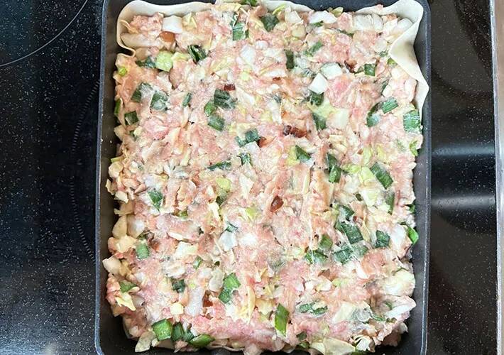もう包まないで！　玉子焼き器に餃子の皮を敷き詰めて焼くと？