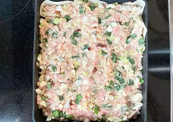 「もう包まないで！　玉子焼き器に餃子の皮を敷き詰めて焼くと？」の画像