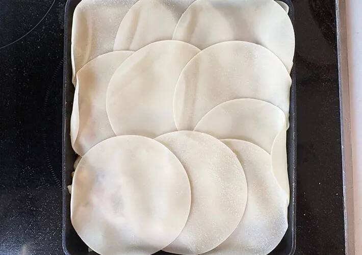 もう包まないで！　玉子焼き器に餃子の皮を敷き詰めて焼くと？