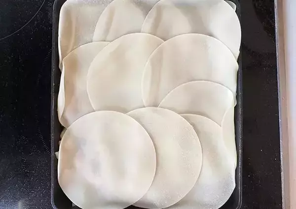「もう包まないで！　玉子焼き器に餃子の皮を敷き詰めて焼くと？」の画像