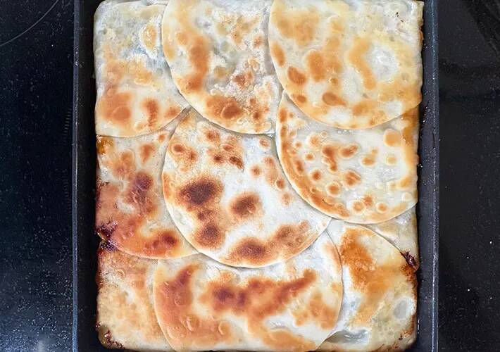 もう包まないで！　玉子焼き器に餃子の皮を敷き詰めて焼くと？