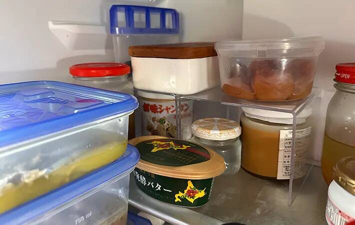 冷蔵庫が食材でいっぱい　コの字型のディスプレイスタンドを2つ入れた変化に驚き！