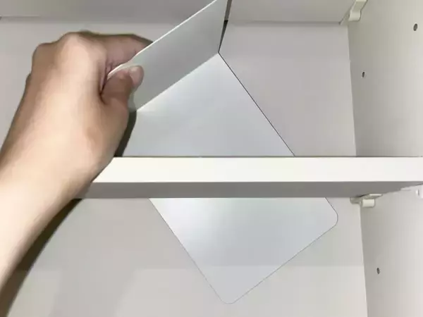 洗面所の棚にブックエンドを差し込むと…？　意外な活用術3選【100均アイテム】