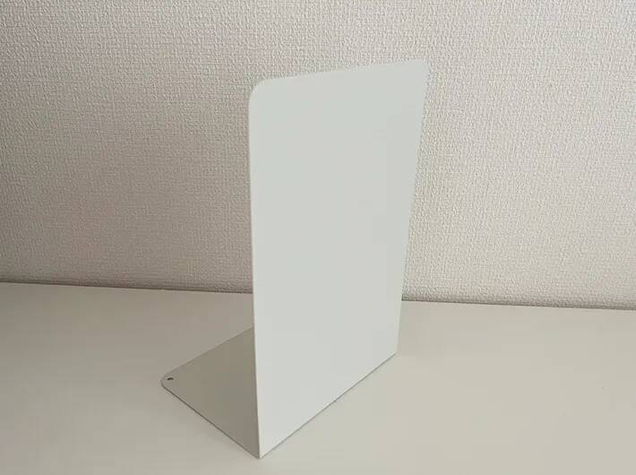 洗面所の棚にブックエンドを差し込むと…？　意外な活用術3選【100均アイテム】