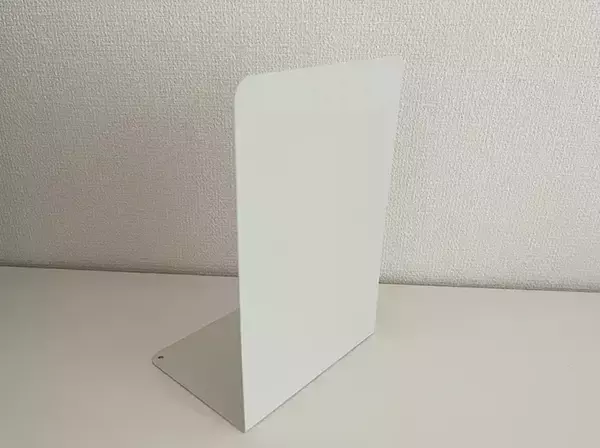 「洗面所の棚にブックエンドを差し込むと…？　意外な活用術3選【100均アイテム】」の画像