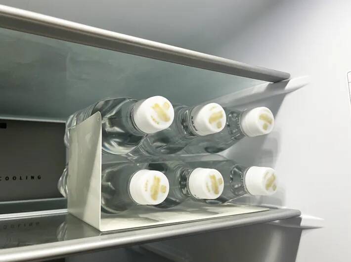 洗面所の棚にブックエンドを差し込むと…？　意外な活用術3選【100均アイテム】