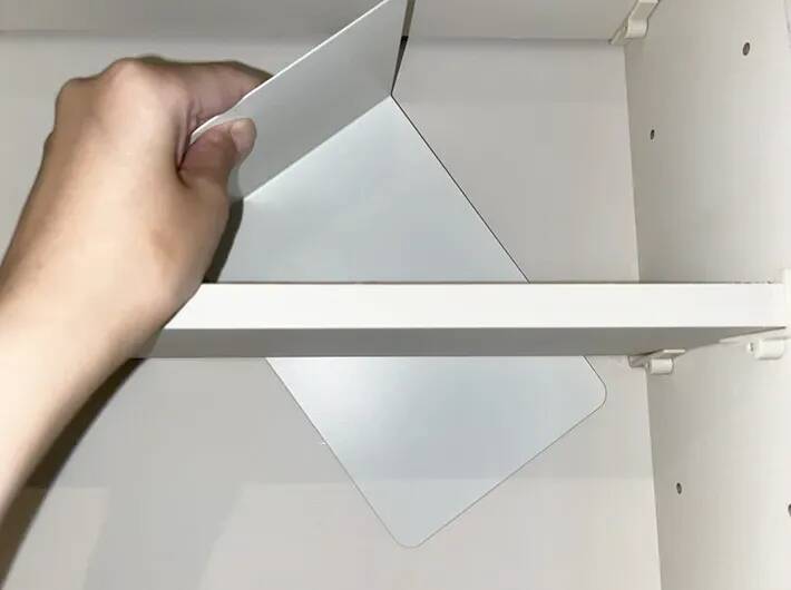 洗面所の棚にブックエンドを差し込むと…？　意外な活用術3選【100均アイテム】