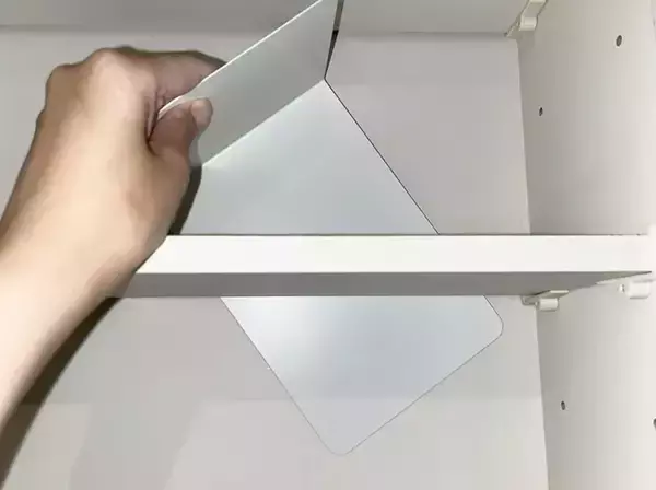 「洗面所の棚にブックエンドを差し込むと…？　意外な活用術3選【100均アイテム】」の画像