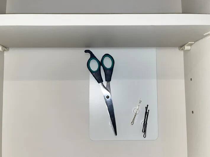 洗面所の棚にブックエンドを差し込むと…？　意外な活用術3選【100均アイテム】