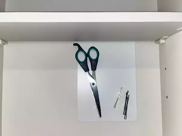 「洗面所の棚にブックエンドを差し込むと…？　意外な活用術3選【100均アイテム】」の画像