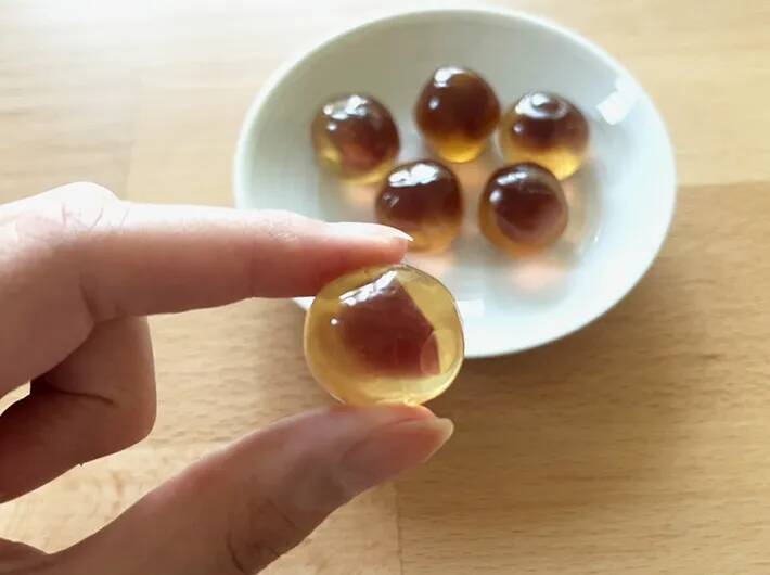 ダイソーで買ったグミ、中に『何かの影』が…？　出てきたものに「かわいすぎて食べられない！」