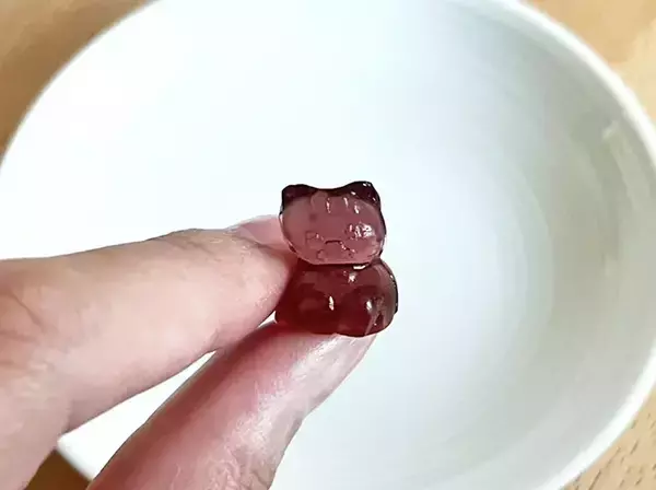 「ダイソーで買ったグミ、中に『何かの影』が…？　出てきたものに「かわいすぎて食べられない！」」の画像