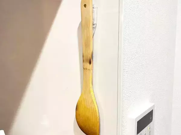 「110円で自宅の収納が解決！　『ダイソー』フックのじゃない使い方に「目からウロコが落ちた」」の画像