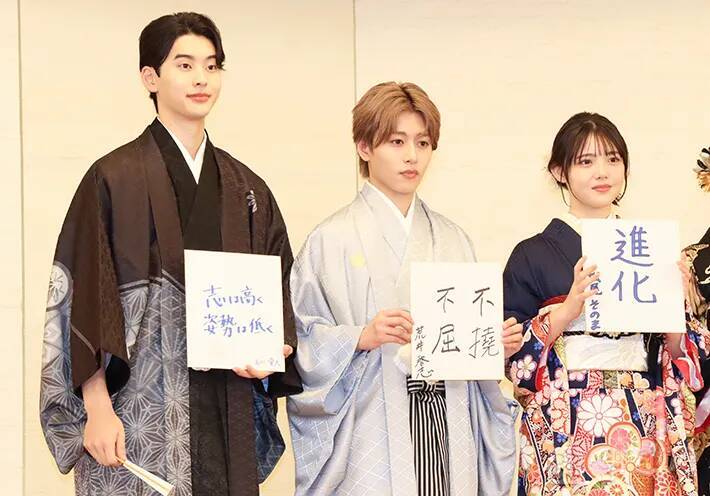 髙石あかり、生見愛瑠、上坂樹里たちが晴れ着で登場　今年の抱負は…？