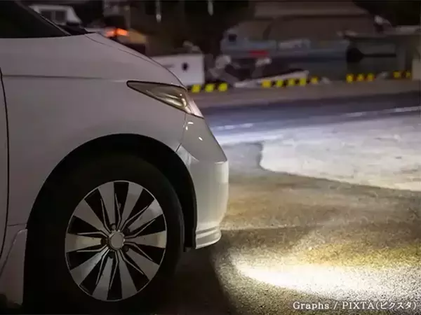 夕暮れの帰り道、白い服と黒い服は見えづらさはどれくらい違う？　専門家が解説