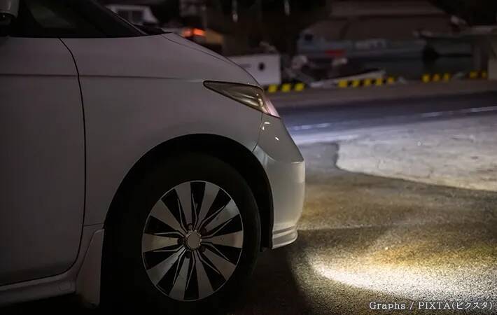 夕暮れの帰り道、白い服と黒い服は見えづらさはどれくらい違う？　専門家が解説