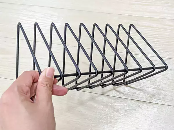 220円の『ワイヤーブックスタンド』がキッチンでも活躍！　ダイソーに聞いた意外な使い道に「調理ストレス減った」