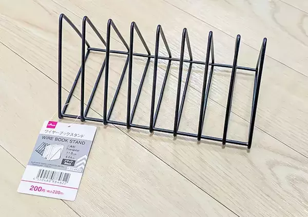 「220円の『ワイヤーブックスタンド』がキッチンでも活躍！　ダイソーに聞いた意外な使い道に「調理ストレス減った」」の画像