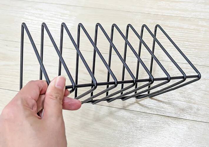 220円の『ワイヤーブックスタンド』がキッチンでも活躍！　ダイソーに聞いた意外な使い道に「調理ストレス減った」
